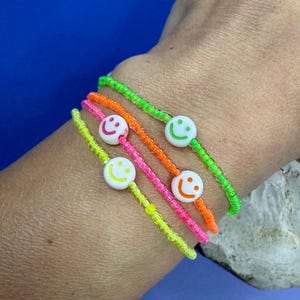 Neon Smiley bead bracelet, made of Toho glass beads, elastic, bead bracelets, stacking bracelet, friendship bracelet, neon, smiley