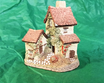 David Winter 1982 Ivy Cottage Vintage Collectible Figurine with Certificate of Authenticity from Studio and Workshops of John Hine Limited