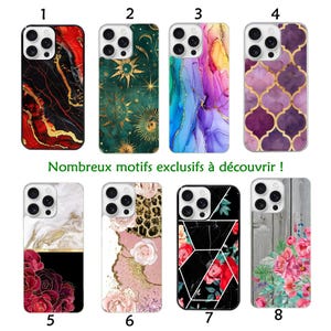 Op de afbeelding: Acht telefoonhoesjes met diverse ontwerpen worden getoond. De hoesjes tonen patronen zoals marmer, bloemen, geometrische en hemelse motieven. De hoesjes zijn in verschillende kleuren, waaronder rood, goud, groen, paars en zwart. De tekst "Nombreux motifs exclusifs à découvrir !" is ook zichtbaar.