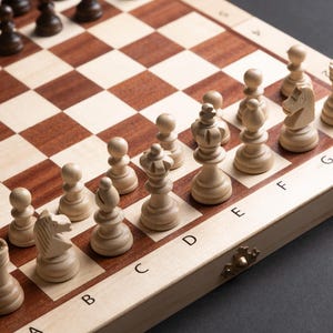 Compact Wooden Chess Set with Green Flocked Insert – Handcrafted 34x34cm Board | Mahogany & Sycamore
