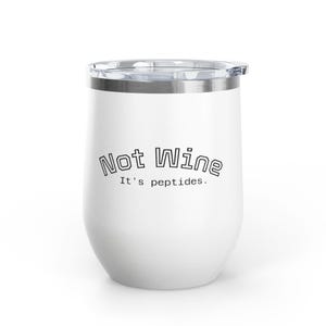 Puede incluir: Vaso aislado blanco con tapa transparente. El vaso tiene las palabras "Not Wine" y "It's peptides." impresas en negro. El vaso está diseñado para mantener las bebidas frías o calientes.