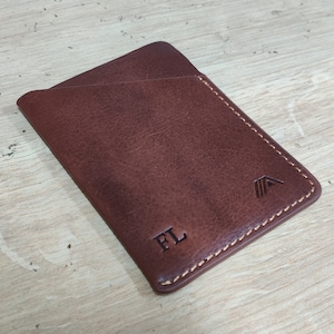 Gepersonaliseerde kleine kaartportemonnee, creditcardhouder met reliëf, monogram bankkaarthouder portemonnee, minimalistische kaartportemonnee, valentijnscadeau hem