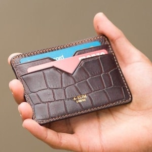 Porta carte di credito/porta carte in vera pelle [Capacità: 8 carte di credito] - Portafoglio in pelle per uomo - A-SLIM Yaiba Croc Brown