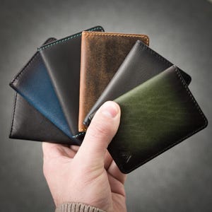 Kreditkortshållare | Smal RFID-läderplånbok med vikning | Minimalistisk herrplånbok med tryck och gåfunktion | Present till honom | A-SLIM Doku