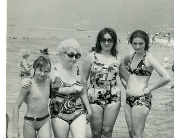 Belles filles enfants sur la plage vacances d'été instantané photo vintage photo trouvée