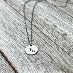 Haustier-Erinnerungshalskette- Initial mit Pfote Halskette-1/2 &quot;Halskette handgestempelt Halskette-Geschenk