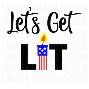 以下が含まれることがあります： Let's Get Litというテキストと、赤、白、青のアメリカ国旗のデザインが施された黒と白のろうそくのグラフィック