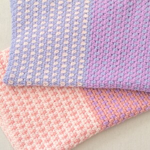 Peut inclure: Deux couvertures au crochet, l'une à motif violet clair et blanc et l'autre à motif rose et blanc.