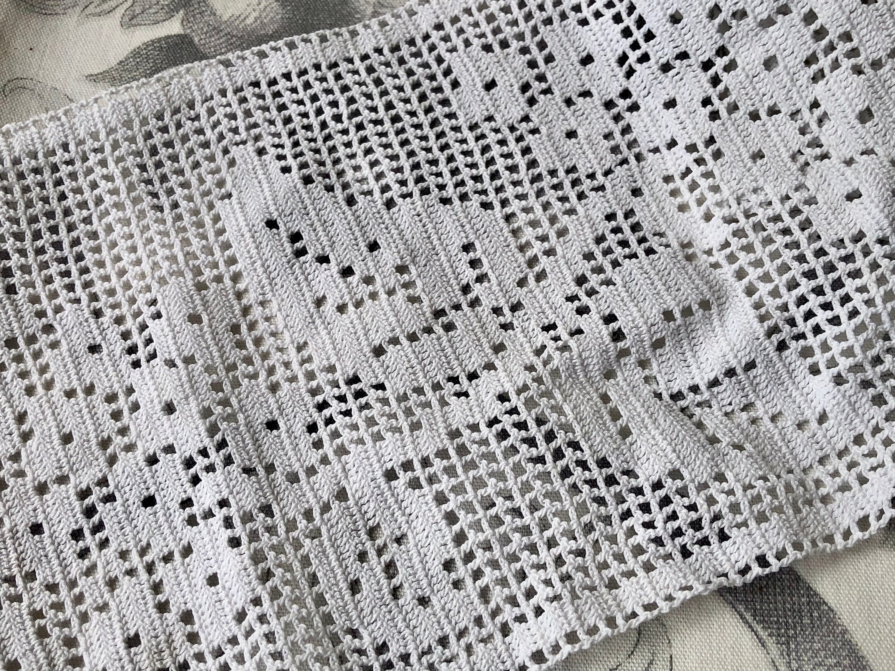 フランスのアンティークの長い白いかぎ針編みのレースピース