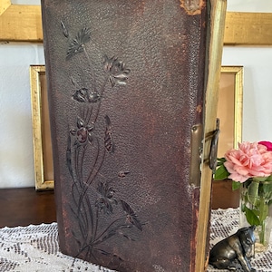 Album fotografico antico francese / Album fotografico shabby chic in stile Art Nouveau con graziosi disegni su ogni pagina / Copertina in pelle goffrata e chiusura in metallo