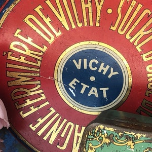 Deux vieilles boîtes de conserve antiques françaises / Belle boîte à sucre d'orge ronde des années 1930 par Vichy Etat en rouge et or et une petite boîte à savon Art nouveau en vert image 8