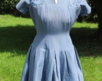 Jolie robe vintage Français des années 1950 en bleu / belle qualité / robe d’été Français faite à la main / beau tissu « rigide » pour un look superbe