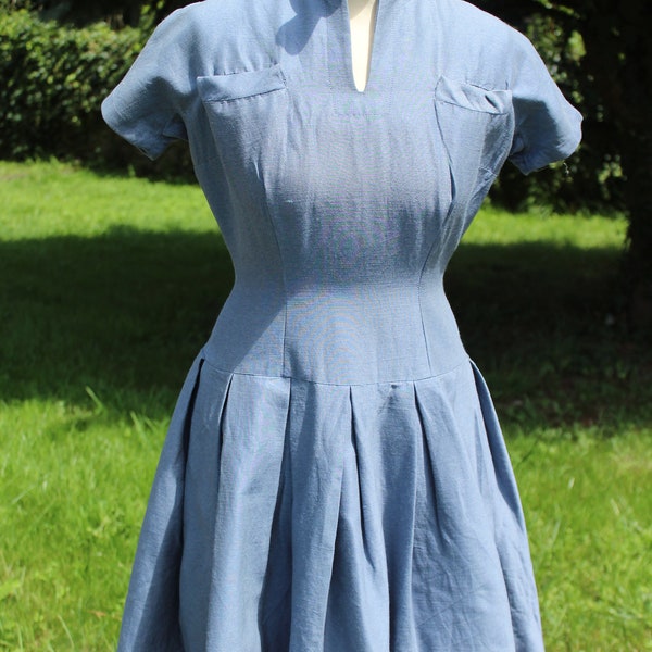 Jolie robe vintage Français des années 1950 en bleu / belle qualité / robe d’été Français faite à la main / beau tissu « rigide » pour un look superbe