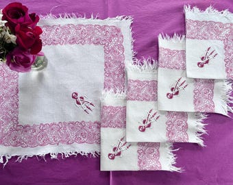 Cinco servilletas cuadradas de lino francés antiguo, de color rosa intenso y blanco, bordadas a mano, con las iniciales "EA".
