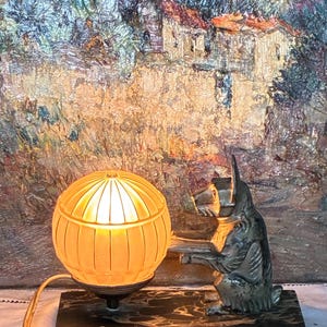 Lampada a sfera Art Déco antica francese su base in marmo con simpatico terrier che legge un libro / Luce affascinante con paralume grazioso / Bellissima lampada anni '30