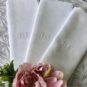 Tres servilletas de lino fino de damasco francés vintage muy grandes con el monograma &quot;BF&quot; en punta de bourdon / Servilletas clásicas de la década de 1900 / Hermosos monogramas