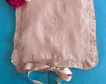 Pañuelo o estuche/funda para lencería de encaje bordado francés antiguo / Hermosa pieza romántica hecha a mano con forro de seda de París / Inicial B