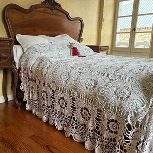 French Antique White Hand Crocheted Cotton Bedcover / 1920s/30s Bed Cover / Lovely French Bedspread and Great Craftsmanship / Crochet Throw
