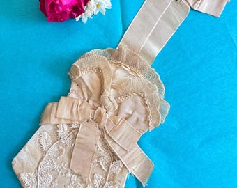 Bolsita/bolso de Primera Comunión francés antiguo de seda y tul bordado a mano en oro pálido / Aumonière / Encantador artículo para la Primera Comunión