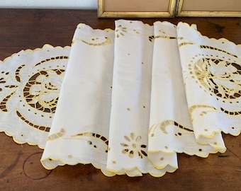 Pieza central de mesa de lino ovalada vintage francesa con precioso detalle de trabajo cortado bordado en amarillo / ropa de mesa encantadora y diferente de los años 50