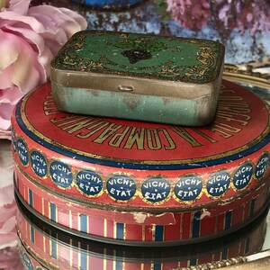 Deux vieilles boîtes de conserve antiques françaises / Belle boîte à sucre d'orge ronde des années 1930 par Vichy Etat en rouge et or et une petite boîte à savon Art nouveau en vert image 2