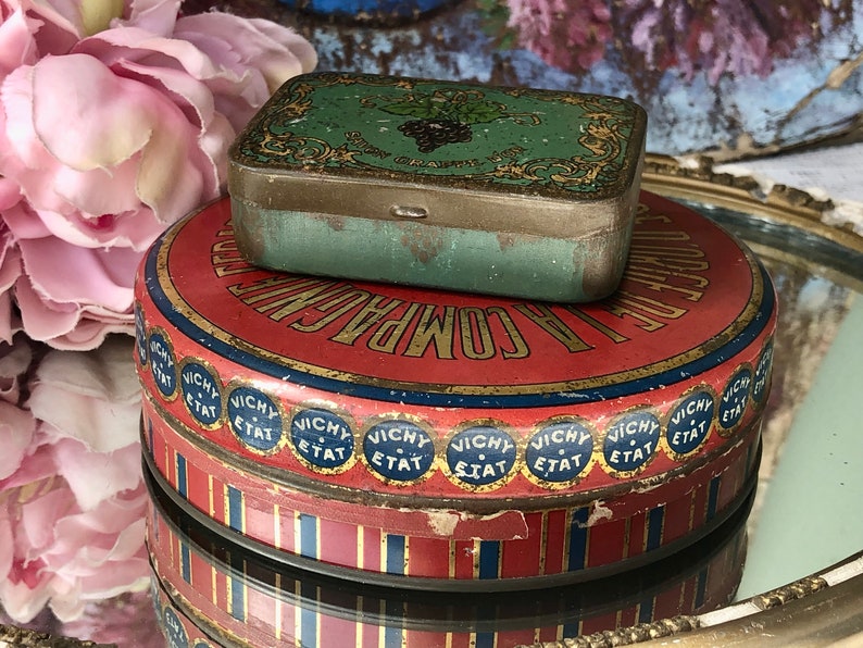 Deux vieilles boîtes de conserve antiques françaises / Belle boîte à sucre d'orge ronde des années 1930 par Vichy Etat en rouge et or et une petite boîte à savon Art nouveau en vert image 2