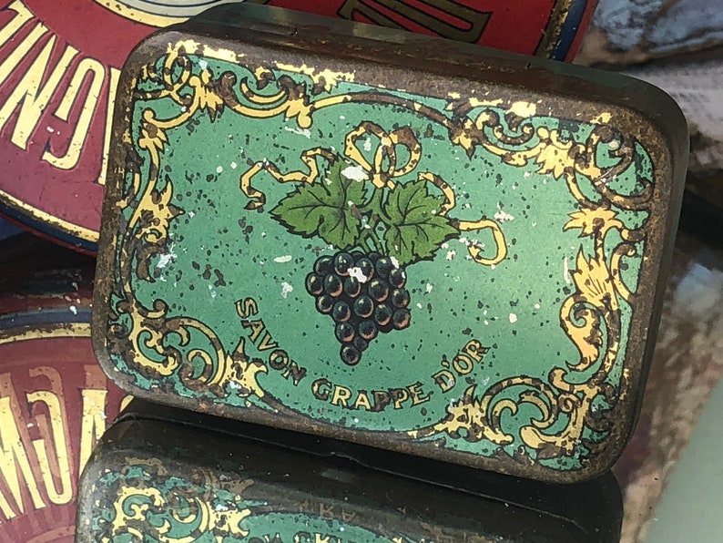 Deux vieilles boîtes de conserve antiques françaises / Belle boîte à sucre d'orge ronde des années 1930 par Vichy Etat en rouge et or et une petite boîte à savon Art nouveau en vert image 9