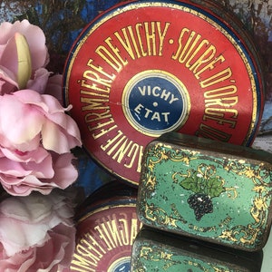 Deux vieilles boîtes de conserve antiques françaises / Belle boîte à sucre d'orge ronde des années 1930 par Vichy Etat en rouge et or et une petite boîte à savon Art nouveau en vert image 1