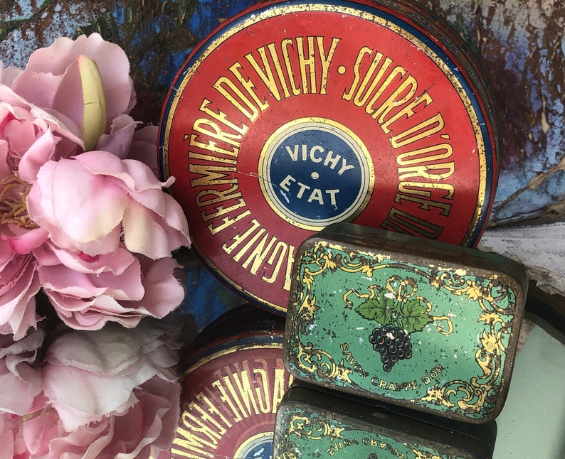 Deux vieilles boîtes de conserve antiques françaises / Belle boîte à sucre d'orge ronde des années 1930 par Vichy Etat en rouge et or et une petite boîte à savon Art nouveau en vert image 1