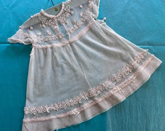 Franse antieke handgemaakte ivoor babyjurk van tule en kant / Prachtig en delicaat klein geborduurd kledingstuk uit de jaren 1900 / Uniek stuk