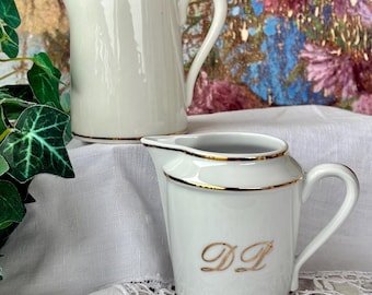 Due piccole brocche francesi vintage in porcellana di Limoges / Entrambe bianche con dettagli dorati / Una con le iniziali DG in oro