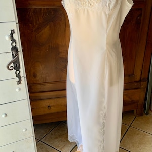French Vintage White 1950s Long Silky Nightdress with Pretty Lace Detailing  / Elegant Floaty & Feminine / Charming Vintage Long Nightdress