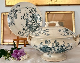 Antieke Franse soepterrine van Grigny met blauw bloemenmotief op een witte achtergrond, inclusief bijpassend bord / midden 19e eeuw