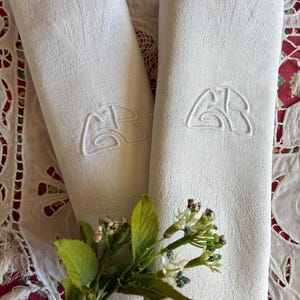 Dos servilletas francesas antiguas de lino y algodón blanco adamascado con las iniciales &quot;GB&quot; bordadas a mano / Elegantes servilletas de los años 20 / Idea de regalo única