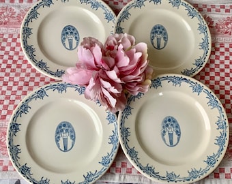 Quatre petites assiettes à dessert vintage françaises avec un vase de fleurs bleu et de jolis détails sur le bord / Jolie et élégante par Limoges