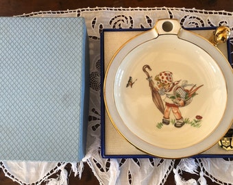 Assiette chauffante en porcelaine pour enfant vintage, ravissante illustration d'une petite fille avec un parapluie et un bouchon de canard doré / Belle idée cadeau