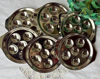 Seis platos individuales franceses de acero inoxidable estilo años 70 para servir caracoles / Cada plato tiene capacidad para seis caracoles / Platos retro franceses para caracoles