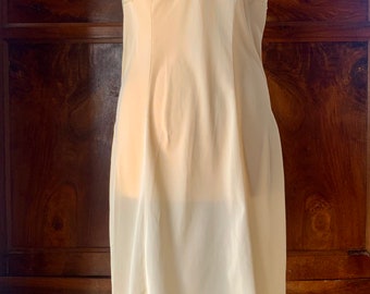 Français vintage Slip or 1950s vintage slip or petticoat « Fond de robe » avec jolies dentelles / sous-vêtement féminin joli et délicat