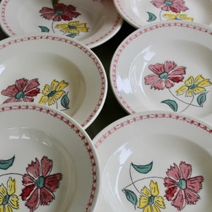 Huit assiettes creuses vintage françaises / tons roses et jaunes avec un joli design floral / vaisselle de cuisine campagnarde des années 1950 / assiettes françaises emblématiques