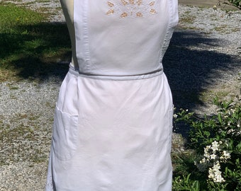 French Antique White Cotton Service Apron / Pretty White Apron with Lovely Embroidery & Cutwork Detail / Elegant French Apron / 1900s