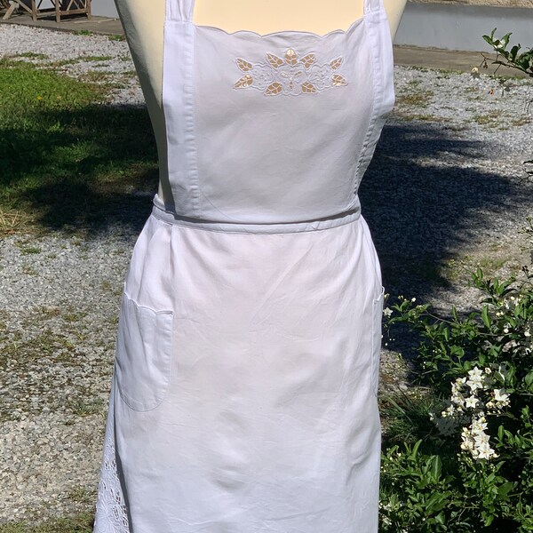 French Antique White Cotton Service Apron / Pretty White Apron with Lovely Embroidery & Cutwork Detail / Elegant French Apron / 1900s