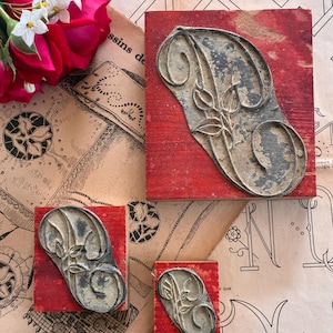 Set van drie Franse vintage houten stempels uit de jaren 1900 met de letter 'J' in verschillende maten/voor het borduren van linnengoed