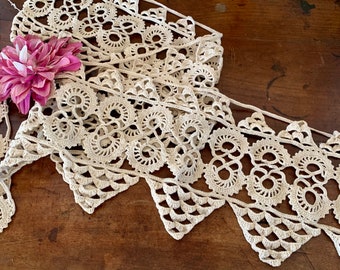 Crochet de coton vintage beige français ou étagère en macramé ou chemin de fenêtre / Pièce faite à la main plus deux éléments plus petits / Belle et décorative