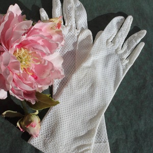 French Vintage Mid Century S/M Sized White Gloves / A Delightful Touch of 50s Elegance / For a Wedding/Special Occasion or for A Gift