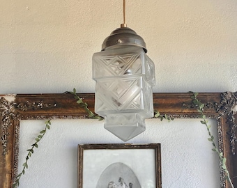 Mała francuska lampa wisząca w stylu vintage z matowego szkła i metalu / lata 30. XX wieku / klosz z prasowanego szkła