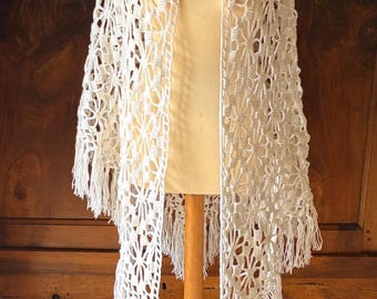 French Vintage White 1970s Hand Crocheted Woollen Shawl / Floral Pattern & Fringing