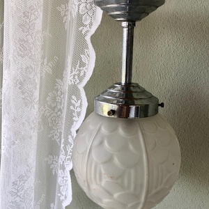 Kleine Französische Vintage Frostglas & Metall Kugel Pendelleuchte / Elegante 1930er Jahre Pendelleuchte / Vintage Pressglas Französische Hängeleuchte