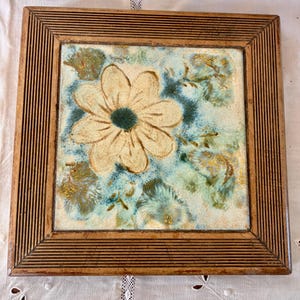 Suporte para vasos grande francês vintage dos anos 70 com azulejos / Design floral retrô / Borda larga e robusta de madeira