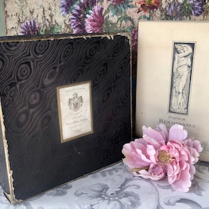 Deux boîtes anciennes / Charmante boîte effet moiré des années 1800 par Duteïs, fournisseurs de l'Impératrice Eugénie / Boîte à papier à lettres Renaissance