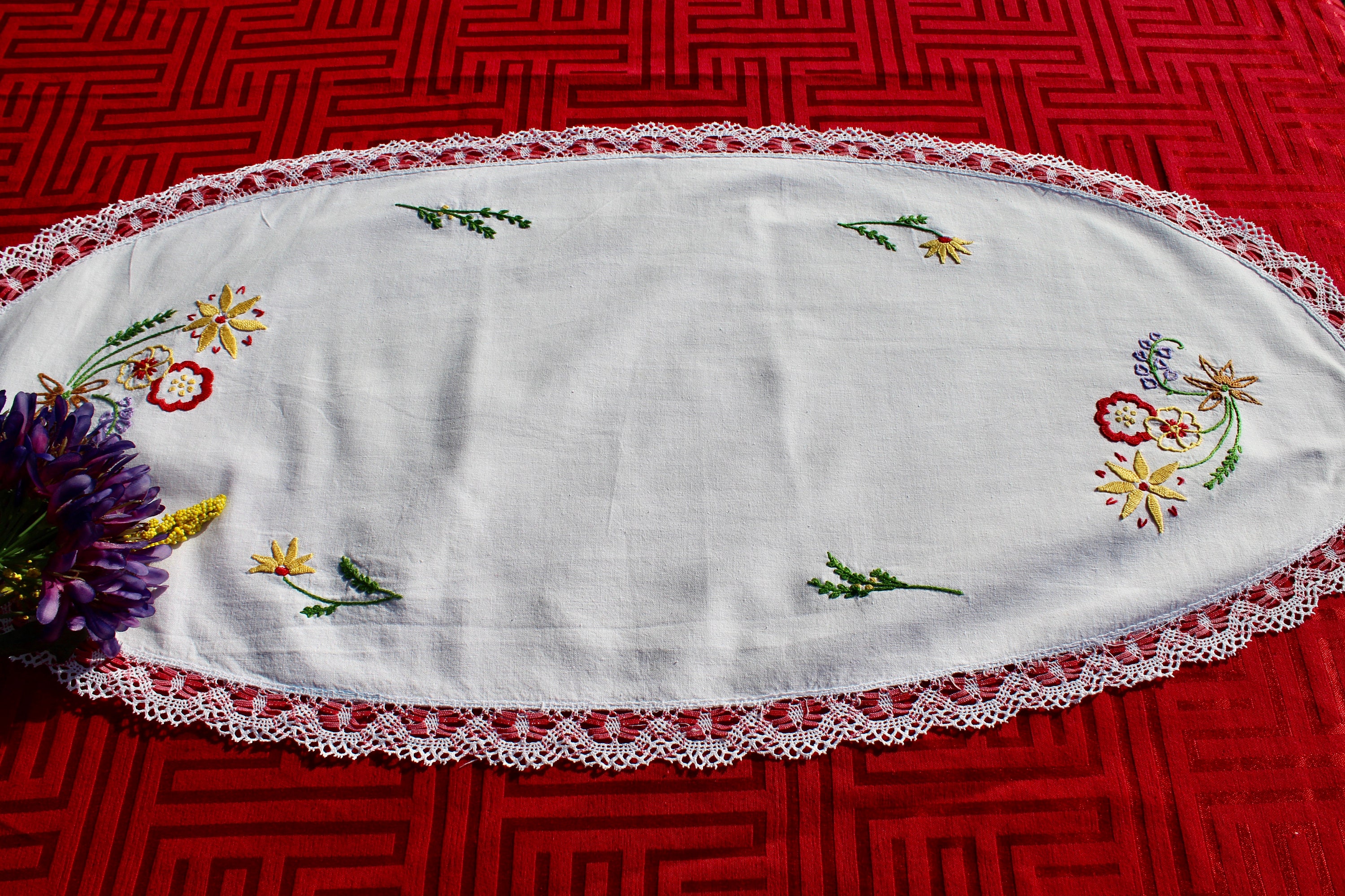 Délicieuse Français Vintage White Oval Cotton Table Centre Piece With Lovely Embroidered Yellow, Red